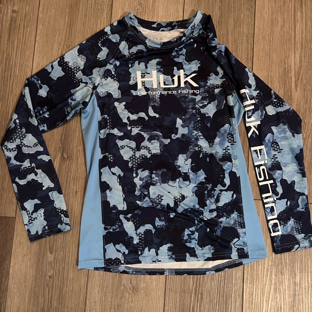 Boys youth Large Huk fishing shirt